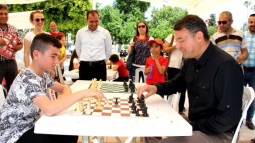 Başkan Turgut Gençlerle Satranç Oynadı