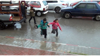 Mersin'de Sağanak Yağış Nedeniyle Okullar Tatil Edildi!