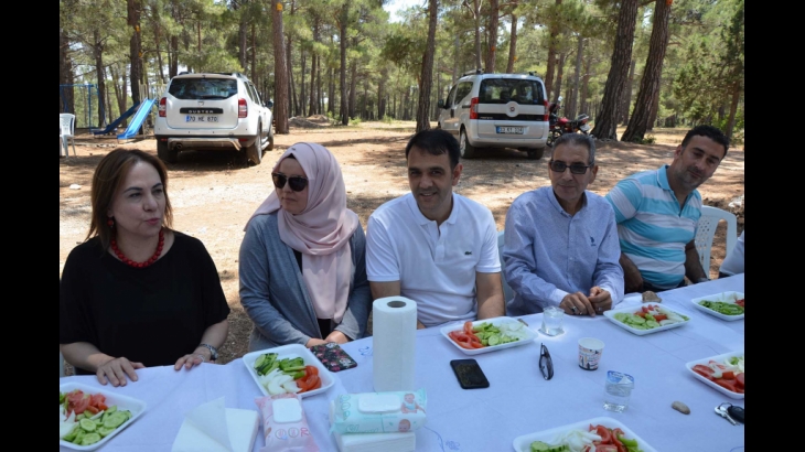 AK Parti Silifke İlçe Teşkilatı Uzuncaburç Delikılıç Mesire ve Piknik alanında birlik beraberlik ve dayanışma yemeği düzenledi. (2)