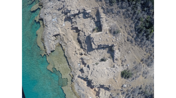 Dana Adası’nın kuzeybatı kıyısında taş ocağı kalıntıları 