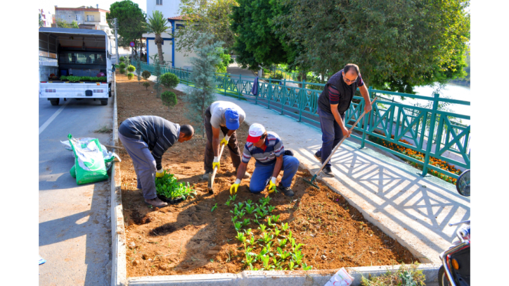 Silifke’de Parklar ve Bahçeler Rengarenk Oluyor