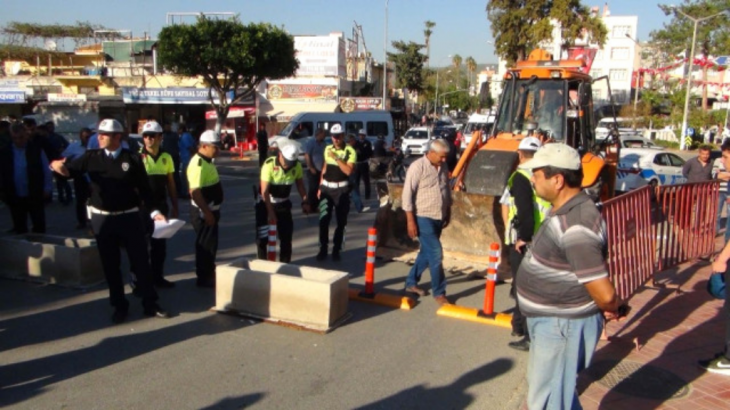 Silifke'de Taş Köprü Tartışması: Belediye Trafiğe Kapattı, Kaymakamlık Açtırdı (2)