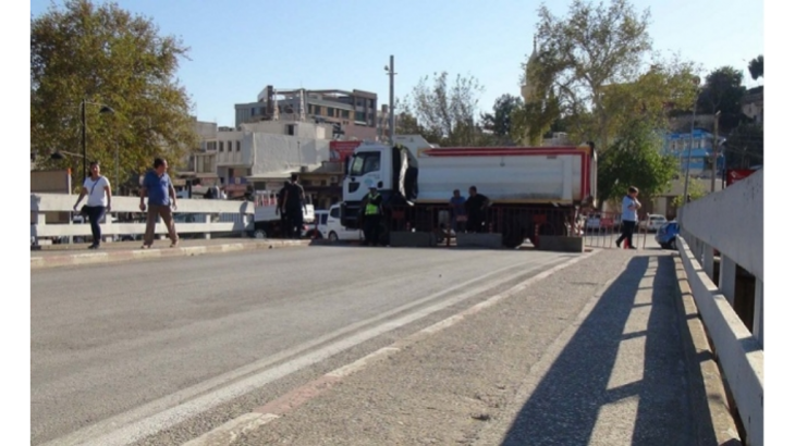 Silifke'de Taş Köprü Tartışması: Belediye Trafiğe Kapattı, Kaymakamlık Açtırdı (3)